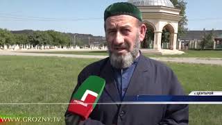 Могилу Ахмата-Хаджи Кадырова в Центарое с раннего утра посещают тысячи людей 