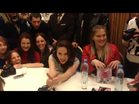Natalia Oreiro greets her Russian fans
