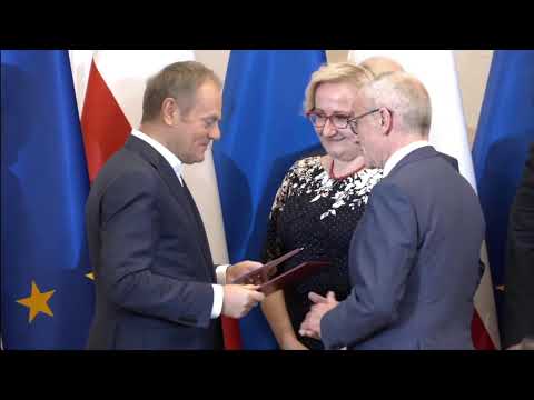 Donald Tusk dziękuje laureatom nagród prezesa Rady Ministrów
