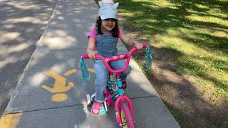 Sisi apprend à faire du vélo