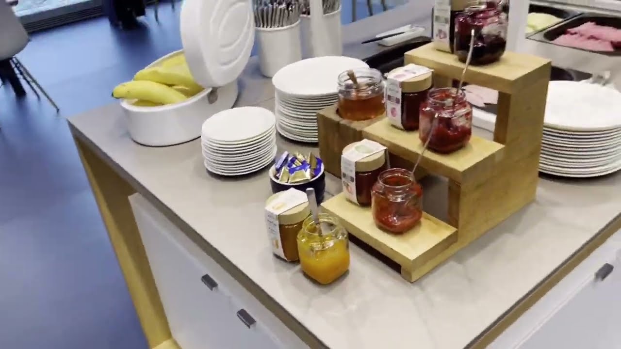 Lufthansa Business Lounge (Non-Schengen, Gate C14-C15) thumbnail