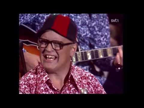 Vid pianot Povel Ramel live Djurgårdsbrunn Del 1