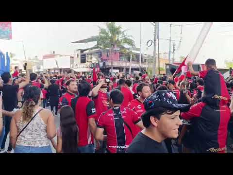 "Caravanas de la barra 51 llegando a la puerta 12" Barra: Barra 51 &bull; Club: Atlas &bull; País: México