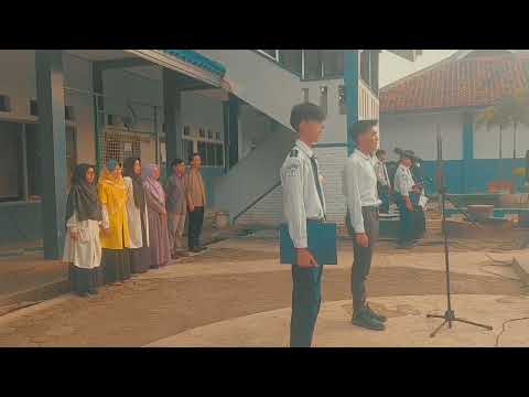 UPACARA PENURUNAN BENDERA MERAH PUTIH DI MTs Al Marwah Pameungpeuk Bandung