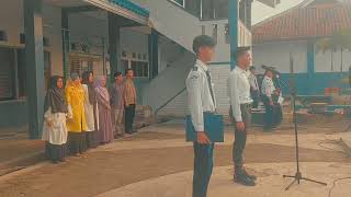 UPACARA PENURUNAN BENDERA MERAH PUTIH DI MTs Al Marwah Pameungpeuk Bandung