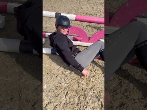 Pferdehofliebe - Was ein Sturz 😳🆘#pferdehofliebe #equestrian #horse #youtubeshorts #fy #fail