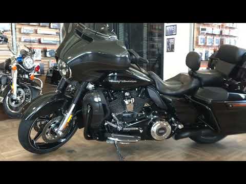 2017 Harley-Davidson CVO Street Glide 114  (Dark Slate Candy)