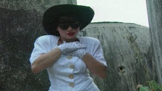 Emel Müftüoğlu - Bir Ümit Doğmaz Mı (Official Video)