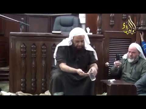 yarım bardak suyla abdest alan adam