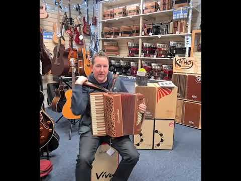 Mark playing a new 2021 Serenellini Solo 72 Bass @ Hobgoblin Music Birmingham