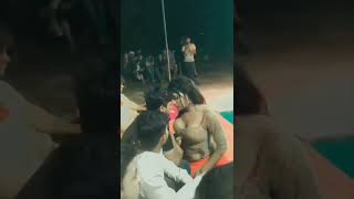 Bhojpuri dancer kissing in people 😘 stage show