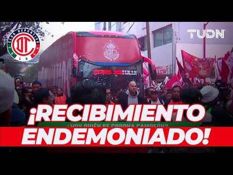 ¡LLEGADA INFERNAL! Así fue como la afición escarlata recibió a los DIABLOS ROJOS DEL TOLUCA! | TUDN