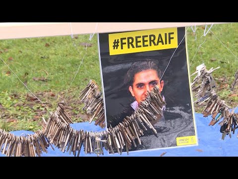 شاهد من أمام سفارة السعودية في بروكسل..عشرات النشطاء يطالبون بالإفراج عن المدون رائف بدوي