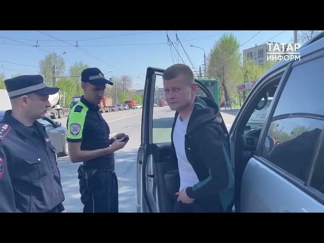 Сотрудники ДПС в рейде по тонировке замеряют светопропускаемость стекла у водителя