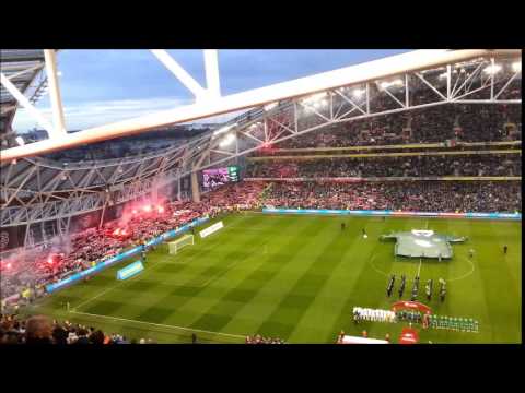 Irlandia-Polska. "Gramy u siebie" - racowisko polskich kibiców podczas hymnu w Dublinie