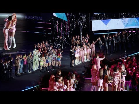 전 출연자 엔딩 트와이스 (TWICE) (1위 수상 공약) 레드 립스틱을 바르고 멤버들에게 뽀뽀