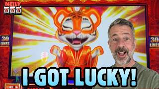 I GOT LUCKY WHEN THIS LITTLE TIGER JUMPED DOWN PLAYING the PEARL DYNASTY SLOT MACHINE!