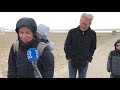 Strandwandelaars trotseren storm Bella in Hoek van Holland