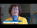 Opdrachten buiten en les van een rechter: ijverige scholieren vermaken zich op zomerschool