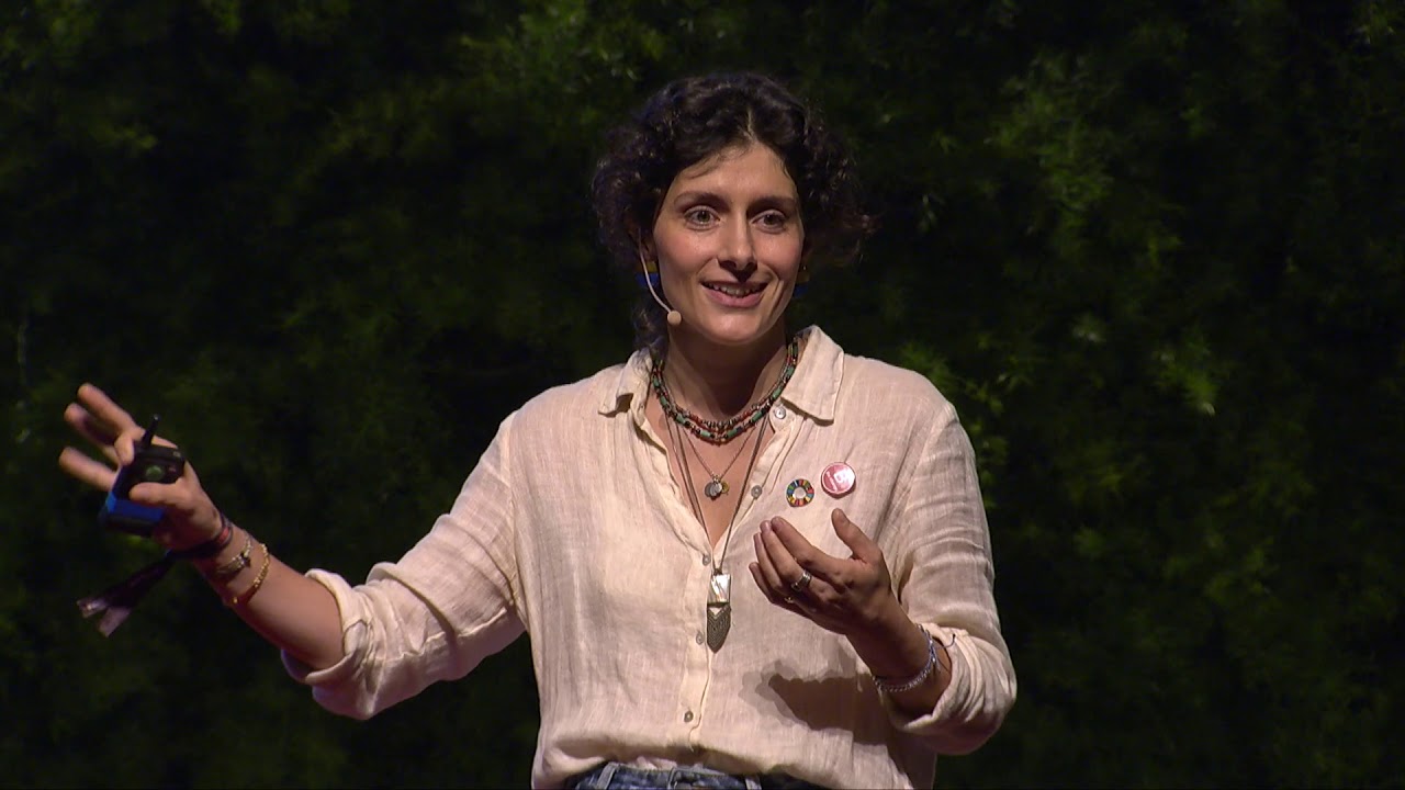 O plástico não é o vilão, os vilões somos nós | Daniela Lerario | TEDxSaoPaulo