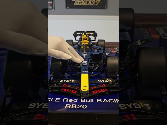 Vídeo relacionado con Vitrina Expositora para Colecciones para Lego 42207 Coche Ferrari SF-24 F1 42206 Oracle Red Bull RB20 42171 42141 42228 1/8 Coche Cajas Grande Transparente Acrílica con Luz, Interior Negro 70x30x20cm