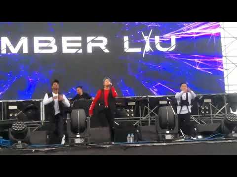 191005 Amber Hand behind my back - Simple Life Concert