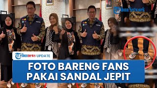 Gaya Sederhana Menkeu Purbaya saat Layani Permintaan Foto Fans, Pakai Sandal Jepit Berharga Murah