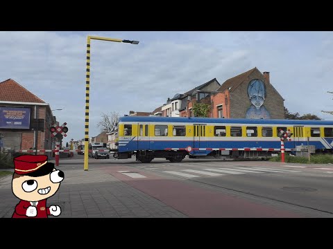 MW44 4403 van Stoomtrein Maldegem passeert spoorwegoverweg