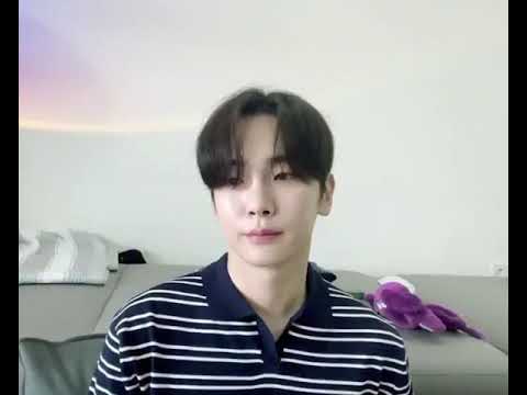 Shinee Key suddenly singing Taeyeon's Weekend 😆