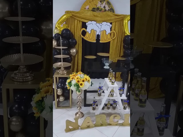 Vídeo relacionado con Decoraciones de cumpleaños de Cheers Beers, decoración de fiesta de cerveza, platos, vasos, servilletas, mantel, telón de fondo de feliz cumpleaños, decoración de pastel para hombres, despedida de