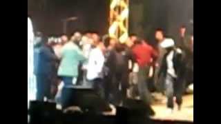 Rohff débarque au concert de Booba pour le niker !! ( violence )