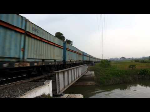 GE C20EMP leading "SCT" Coal Train, 32 Flatcar Container