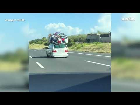 Auto sovraccarica di bagagli in autostrada avvistata sull'A1 #ansa #news