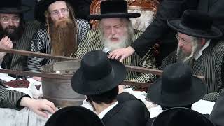 זאת חנוכה בצל הרבי המשפיע ממבקשי אמונה -הדלקת נרות חנוכה .טיש ושריפת הפתילות