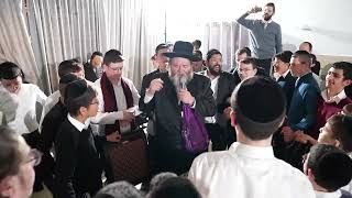 ר' מיכאל שטרייכר במחרוזת שירים מקפיצים בקומזיץ בישיבה בברכפלד
