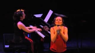 Barbarie, une femme qui chante Barbara : Nantes