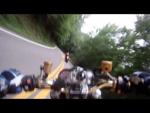 Ducati Monster 900 vs RC51 on the Tail of the Dragon