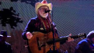 Willie Nelson - Beer For My Horses (Live at Farm Aid 2012)