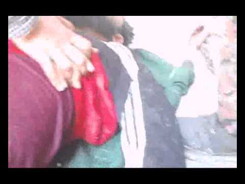 محاولة إسعاف علي حسين مفعلاني في مخيم اليرموك في مدينة دمشق