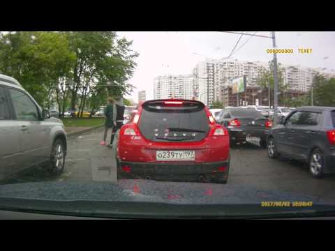 Потасовка между пешеходом и водителем Volvo