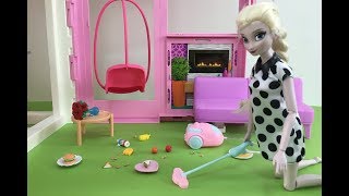 Dollhouse Mess! Elsa Anna Make BIG MESS! Elsa Cleans with Mini Hoover! Frozen Dolls Episode!