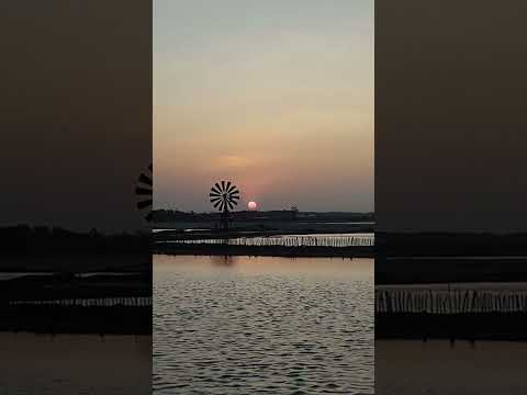 Nascer do sol na salina artesanal AMF, na comunidade do córrego, Grossos-RN.