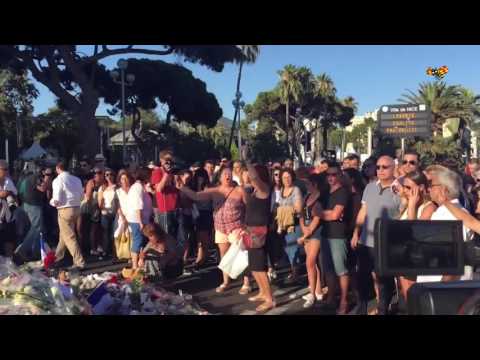 Folk samlas för minnesstund i Nice