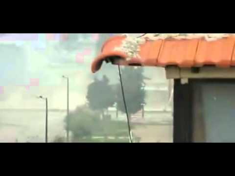 التصدي لقوات النظام لمنع محاولتهم اقتحام حي بابا عمرو في مدينة حمص