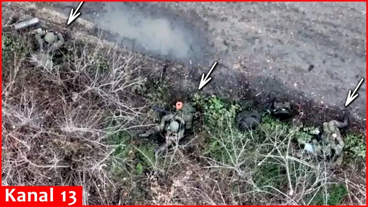 Russos descansando na beira da estrada em Bakhmut, esperando o drone