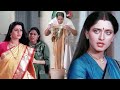 बहू अपनी सास से कपड़े धुलवा रही है दर्�