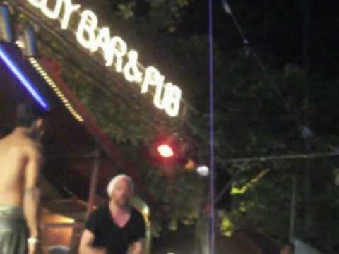 Eddie utmanar en Thailändare i dans