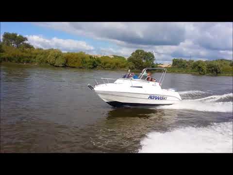 Schnelles Motorboot fahren auf der Elbe nähe Hamburg