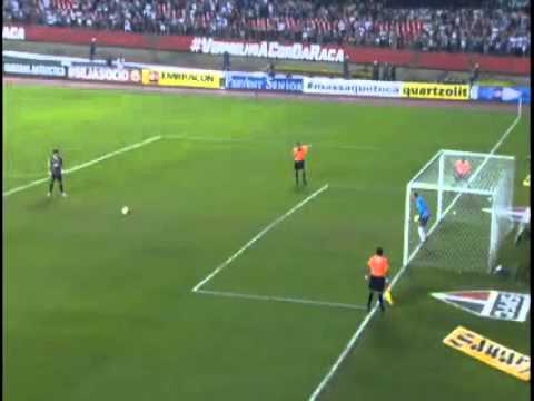 Rogério Ceni adiantando para pegar penalti de Pato