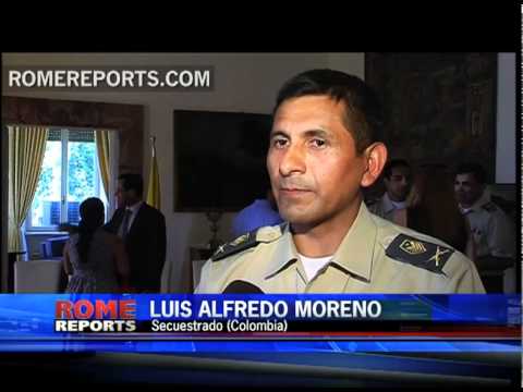 Ex-secuestrados por las FARC visitan al Papa para agradecerle su apoyo.